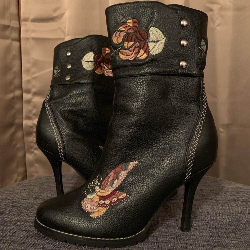 Leather embroidered boots. Size 7.5.